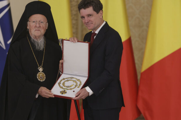 foto nicusor dan a semnat decretele pentru decorarea lui bartolomeu i al constantinopolului si a patriarhiei romane 68ffbbea62a29