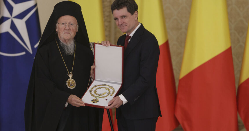 Nicușor Dan a semnat decretele pentru decorarea lui Bartolomeu I al Constantinopolului și a Patriarhiei Române. 1 foto nicusor dan a semnat decretele pentru decorarea lui bartolomeu i al constantinopolului si a patriarhiei romane 68ffbbea62a29