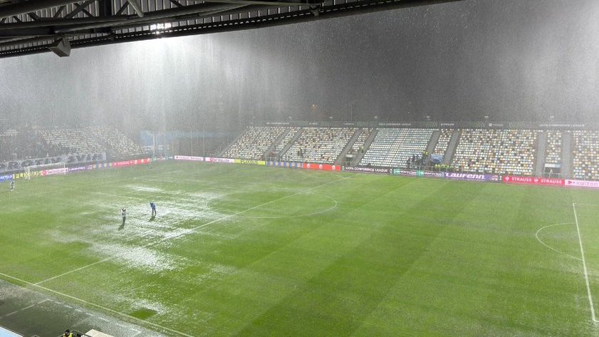 foto potop in conference league o rupere de nori a oprit meciul lui rrahmani dupa 12 minute terenul inundat 68fa6e56daa35