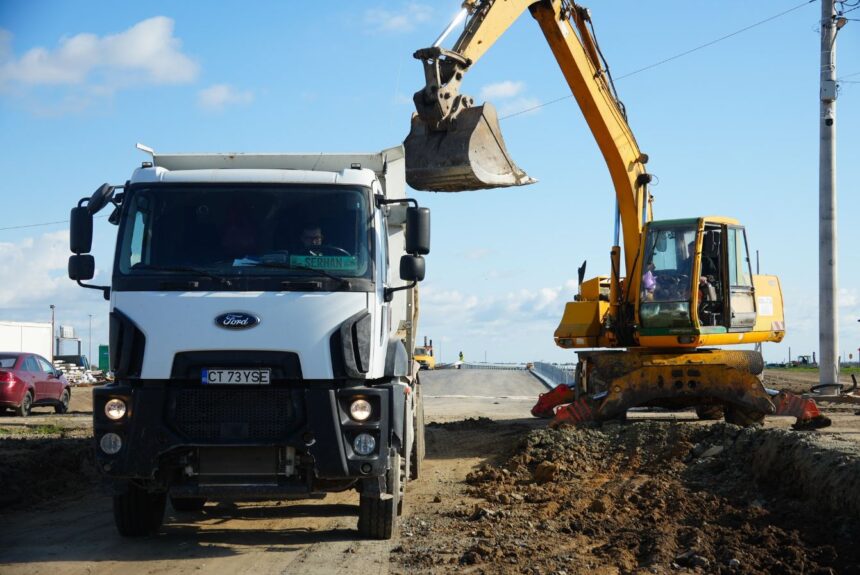 foto primaria cumpana continua modernizarea drumurilor lucrari in desfasurare pe strada prelungirea tractorului 68f26baa73171