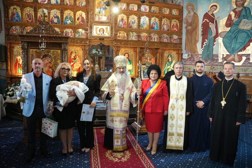 foto primaria cumpana continua traditia un copil aflat in asistenta maternala a primit taina sfantului botez de la ips teodosie 68ebf053595ff