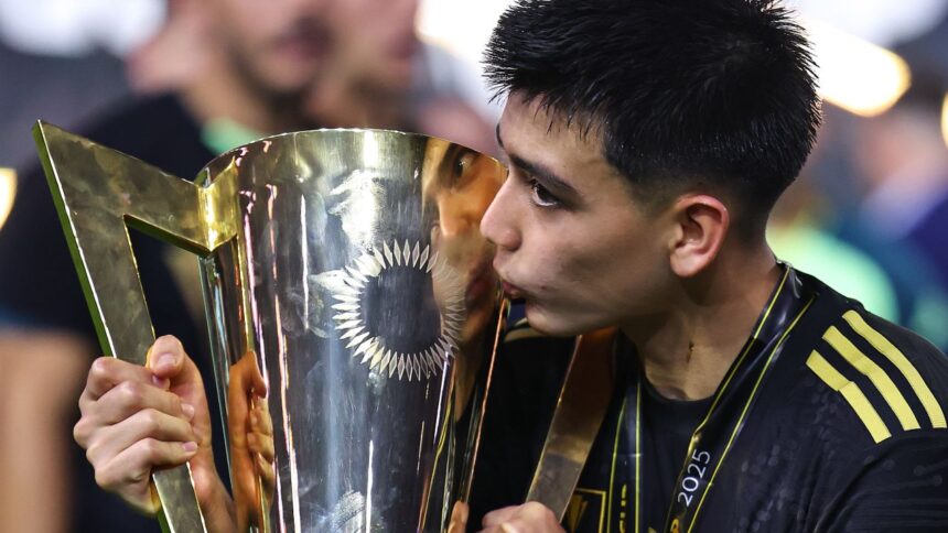 foto si video fara precedent pustiul minune din fotbal care e pe cale sa joace la 3 mondiale in mai putin de un an 68e692a0cb25f