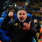 Scandal în Premier League: antrenorul a intervenit în mijlocul suporterilor, iar stewarzii au avut dificultăți în a-l reține 5 foto si video scandal in premier league antrenorul s a dus la suporteri iar stewarzii l au tinut cu greu 68fe744d4777e