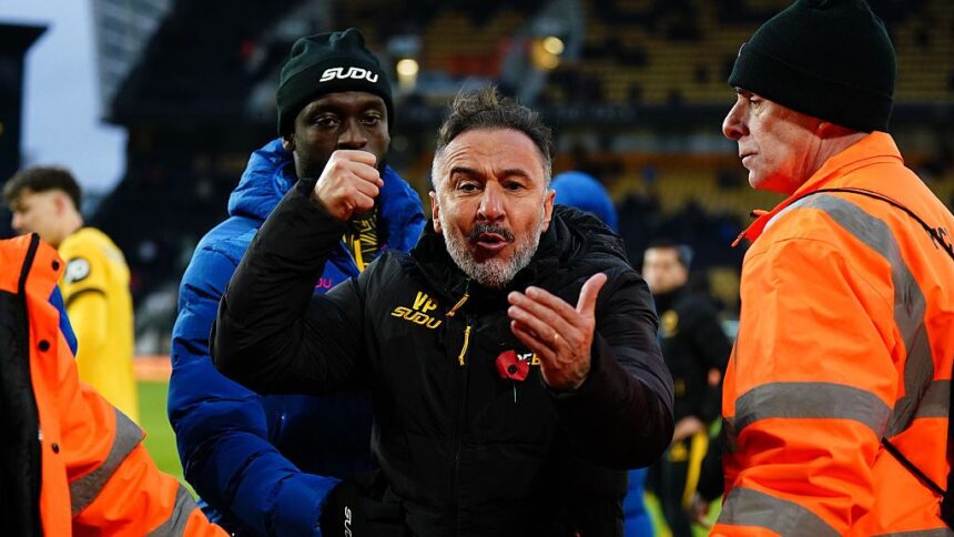 Scandal în Premier League: antrenorul a intervenit în mijlocul suporterilor, iar stewarzii au avut dificultăți în a-l reține 1 foto si video scandal in premier league antrenorul s a dus la suporteri iar stewarzii l au tinut cu greu 68fe744d4777e