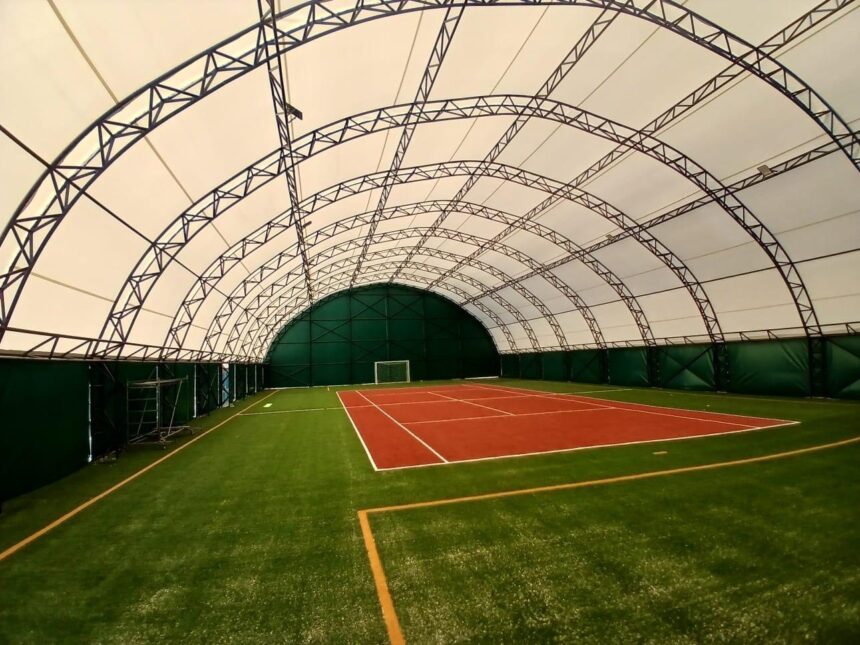 foto un nou centru sportiv modern isi deschide portile in valu lui traian primarul iulia iurea anunta finalizarea lucrarilor la balonul tensiostatic 68f0a9b54be92
