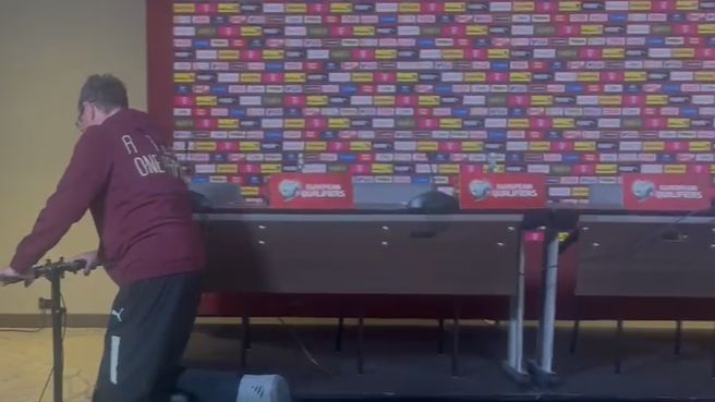 galerie foto cum a venit ralf rangnick la conferinta de presa de dinaintea meciului cu romania 68eaa6c4ef3da