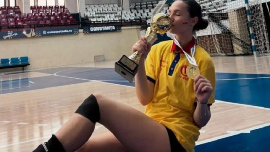 galerie foto dinamo si a prezentat lotul feminin inaintea derby ului cu rapid maria cimbru este mezina din stefan cel mare 68f1f512ec9d8