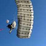 Momentul în care, în timpul unui exercițiu în Buzău, unui parașutist nu i se deschide parașuta principală și aterizează cu parașuta de rezervă 5 galerie foto momentul in care in timpul unui exercitiu in buzau unui parasutist nu i se deschide parasuta principala si aterizeaza cu rezerva 6904de4e0a89e