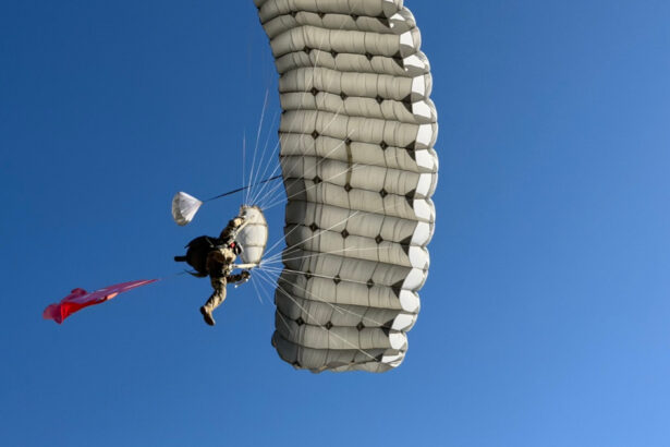 galerie foto momentul in care in timpul unui exercitiu in buzau unui parasutist nu i se deschide parasuta principala si aterizeaza cu rezerva 6904de4e0a89e