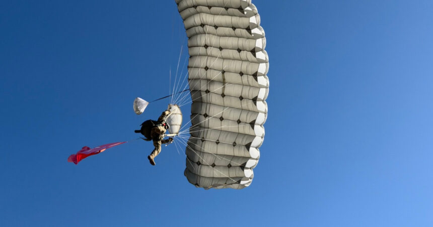 Momentul în care, în timpul unui exercițiu în Buzău, unui parașutist nu i se deschide parașuta principală și aterizează cu parașuta de rezervă 1 galerie foto momentul in care in timpul unui exercitiu in buzau unui parasutist nu i se deschide parasuta principala si aterizeaza cu rezerva 6904de4e0a89e