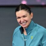 galerie foto simona halep aparitie de senzatie in dubai a lasat racheta si a luat fularul echipei romanesti pe care o sustine 68f516a3327f5