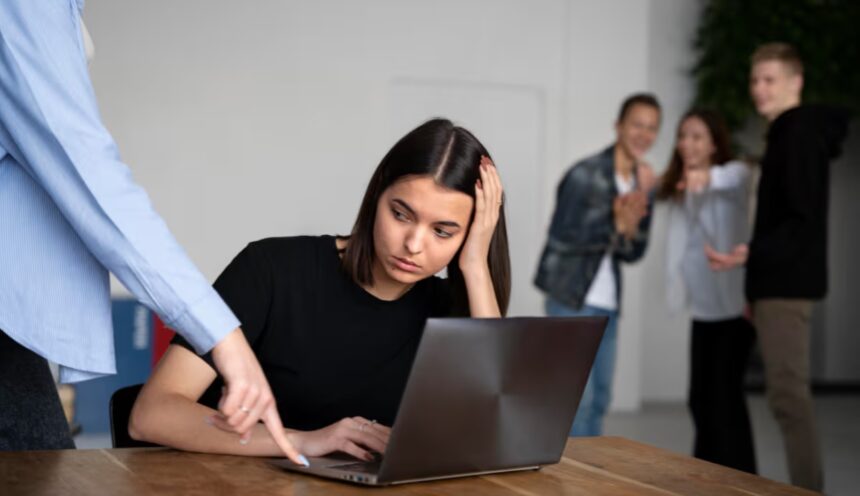 Hărțuirea la locul de muncă, un fenomen tot mai frecvent: obligațiile angajatorilor și opțiunile angajaților abuzați 1 hartuirea la locul de munca un fenomen tot mai des intalnit ce obligatii au angajatorii si ce pot face angajatii abuzati 69002067c6acb