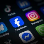 Iluzia conectării: ce ascunde Facebook și cum contribuie la declinul emoțional 9 iluzia conectarii ce ascunde lumea facebook si cum ne aduce declinul emotional 68ffaf1aece0f