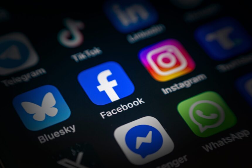 iluzia conectarii ce ascunde lumea facebook si cum ne aduce declinul emotional 68ffaf1aece0f