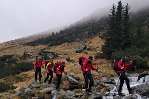 inca un barbat a murit pe munte in fagaras dupa ce a cazut 500 de metri din varful lespezi recuperarea cadavrului foarte dificila 68fe31b4ba62d