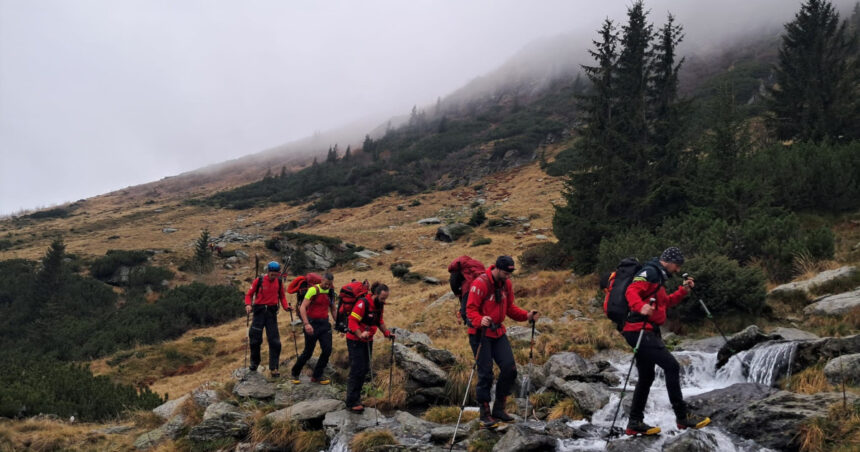 Un bărbat a decedat pe munte, în Făgăraş, după ce a căzut 500 de metri de pe Vârful Lespezi. Recuperarea corpului, extrem de dificilă. 1 inca un barbat a murit pe munte in fagaras dupa ce a cazut 500 de metri din varful lespezi recuperarea cadavrului foarte dificila 68fe31b4ba62d