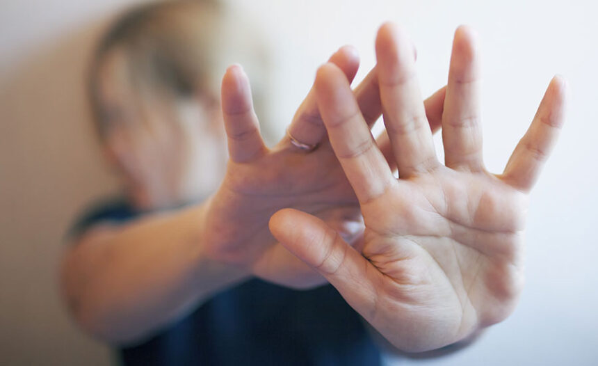 Legea femicidului și realitatea din Constanța: femeie agresată pe stradă de partenerul care nu acceptă despărțirea! 1 legea femicidului si realitatea din constanta femeie lovita cu pumnul in gura pe strada de partenerul care nu accepta despartirea 6903f451b7e0d