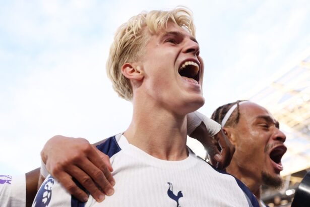 live video everton tottenham de la 1830 in exclusivitate pe voyo duel complicat pentru echipa lui radu dragusin 68fdd618b43db