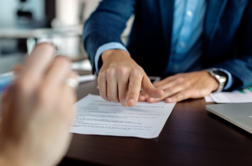 ministerul justitiei introduce restrictii pre si post angajare pentru functionari publici care trec in sistemul privat cui se aplica regulile si cine e exceptat 68ea1234226d1
