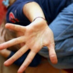 Minor găsit inconștient la domiciliul bunicului său! Detalii dintr-un scandal absurd care a avut loc Km 4 – 5 5 minor dus inconstient la domiciliul bunicului sau detalii dintr un scandal absurd care a avut loc km 4 5 6903f1bd64a39