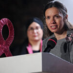 mirabela gradinaru partenera presedintelui a pornit iluminatul roz la palatul cotroceni de ziua luptei impotriva cancerului de san 68dd9097e0d8f