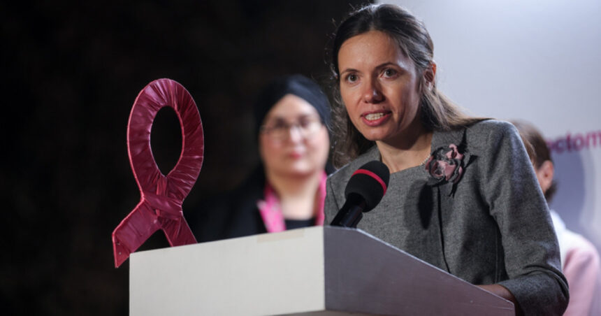 mirabela gradinaru partenera presedintelui a pornit iluminatul roz la palatul cotroceni de ziua luptei impotriva cancerului de san 68dd9097e0d8f