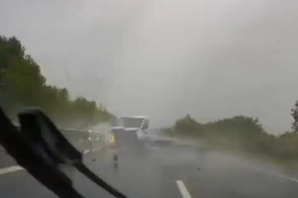 momentul in care soferul unei autoutilitare pierde controlul volanului accident pe a1 surprins cu o camera de bord 68e629b5b0657