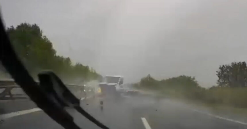 momentul in care soferul unei autoutilitare pierde controlul volanului accident pe a1 surprins cu o camera de bord 68e629b5b0657