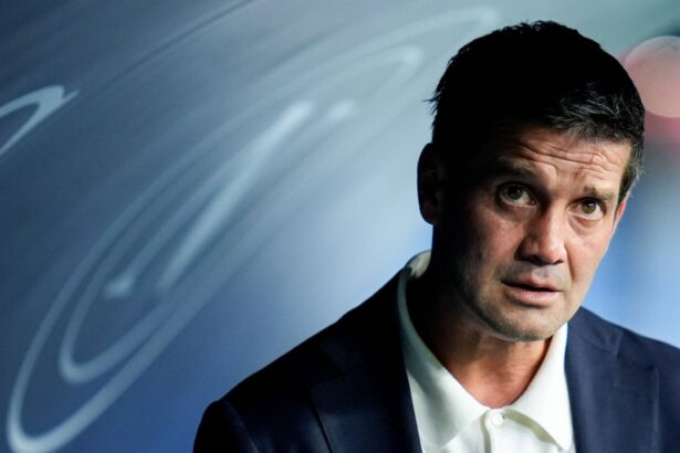 nu pot sa spun la televizor intrebarea despre chivu l a luat prin surprindere pe jucatorul lui inter 69031f98ed24a