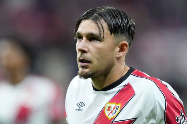 o noua pozitie pentru andrei ratiu unde a jucat eroul lui rayo vallecano din conference league 68fbdbd4719a1