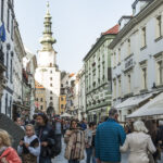 Poliția slovacă oferă clarificări după ce parlamentul a impus o limită de viteză de 6 km/h pentru pietoni. Da, după autobuz poți să fugi. 5 politia slovaca vine cu clarificari dupa ce parlamentul a limitat viteza pietonilor la 6 km h da dupa autobuz poti sa fugi 690501aedf304