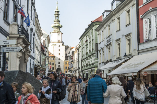 politia slovaca vine cu clarificari dupa ce parlamentul a limitat viteza pietonilor la 6 km h da dupa autobuz poti sa fugi 690501aedf304
