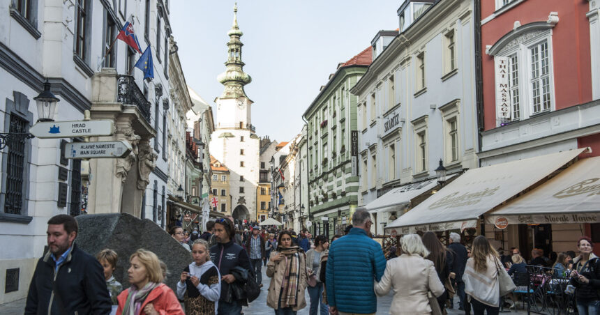 politia slovaca vine cu clarificari dupa ce parlamentul a limitat viteza pietonilor la 6 km h da dupa autobuz poti sa fugi 690501aedf304