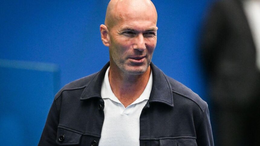 prietenul lui zinedine zidane l a dat de gol unde semneaza starul francez 68ee9b41aa09d