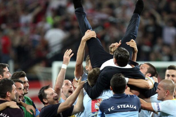 uluitor s a furat un ceas rolex din vestiarul lui fcsb iar antrenorul a intervenit imediat a aratat ce fel de om e 6902422818929