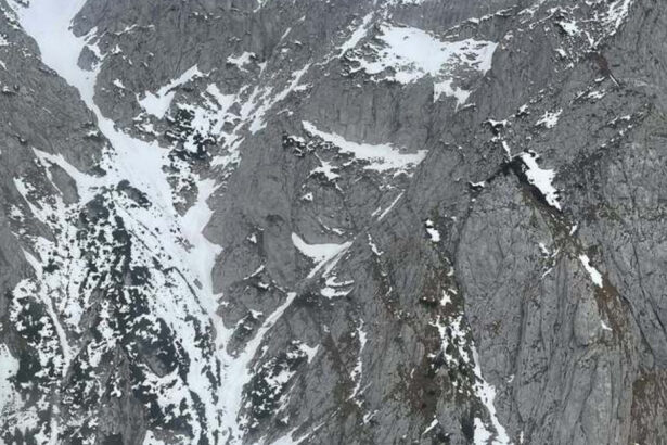 un barbat de 47 de ani a murit in piatra craiului a cazut sute de metri in gol al cincilea caz in ultimele zece zile 69012cf8b59da