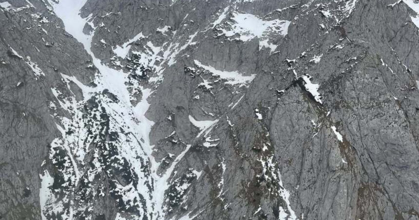 Un bărbat de 47 de ani a decedat în Piatra Craiului după ce a căzut sute de metri în gol, fiind al cincilea incident în ultimele zece zile. 1 un barbat de 47 de ani a murit in piatra craiului a cazut sute de metri in gol al cincilea caz in ultimele zece zile 69012cf8b59da