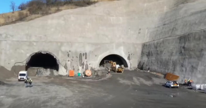 A început dinamitarea primului tunel în munte de pe Valea Oltului, cel mai dificil tronson al Autostrăzii Sibiu–Pitești. 1 video a inceput dinamitarea primului tunel in munte de pe valea oltului cel mai dificil tronson al autostrazii sibiu pitesti 68ff87f8b5c50