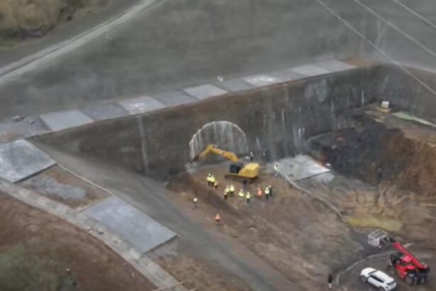 video au inceput lucrarile la tunelul robesti de pe a1 sibiu pitesti care va avea 900 de metri lungime imagini cu sapaturile in munte 68e66d4e31f8c