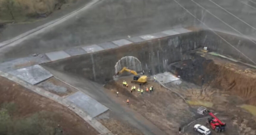 video au inceput lucrarile la tunelul robesti de pe a1 sibiu pitesti care va avea 900 de metri lungime imagini cu sapaturile in munte 68e66d4e31f8c