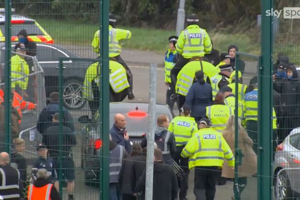 video ce a ajuns rangers antrenor scos de politisti din stadion si dat afara dupa meci 68e358707fd0b