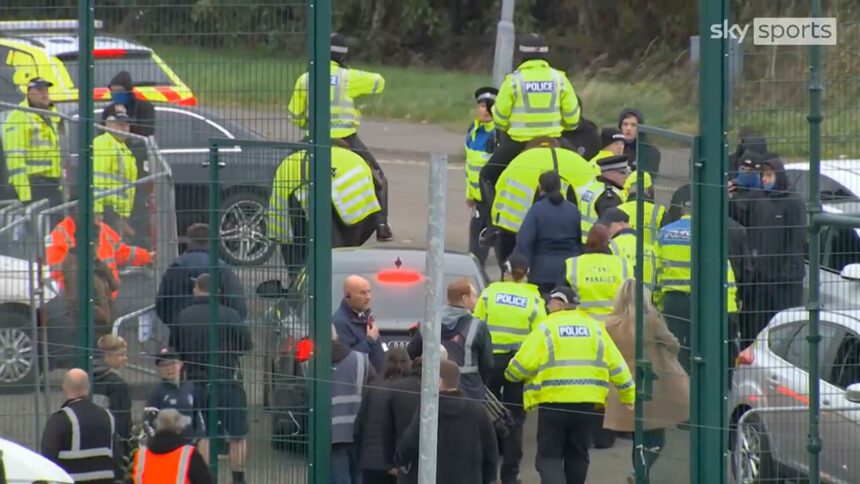 video ce a ajuns rangers antrenor scos de politisti din stadion si dat afara dupa meci 68e358707fd0b