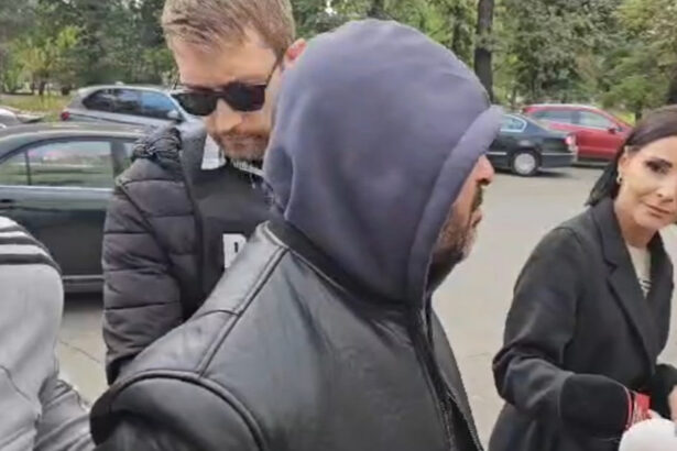 video daca aveam o mitraliera va impuscam pe toti declaratii socante ale barbatului care a vrut sa si incendieze masina intr o benzinarie 68e908791d62f