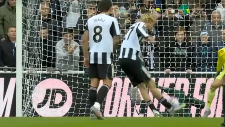 video exclusiv asa arata penalty ul perfect care iti rupe glezna cum a comentat costel pantilimon reusita rarisima din premier league 68e65de7d3380