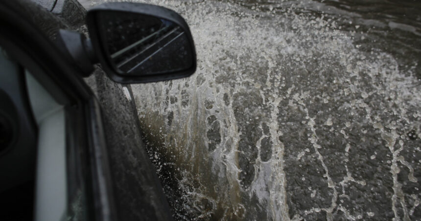 video haos in ilfov inundatii copaci cazuti si masini avariate strazi impracticabile in bragadiru pompierii actioneaza la foc continuu 68e637704d174