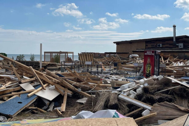 video imagini ca dupa ciclon pe litoral operatorii de plaje au demolat constructiile dupa ce contractele de inchiriere au expirat 68ee7be1b0c06