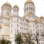 Mii de oameni la coadă pentru a vizita Catedrala Națională. Patriarhia: „Depunem toate eforturile să asigurăm cele mai bune condiții” 11 video mii de oameni la coada pentru a vizita catedrala nationala patriarhia depunem toate eforturile sa asiguram cele mai bune conditii 69049157e76f5