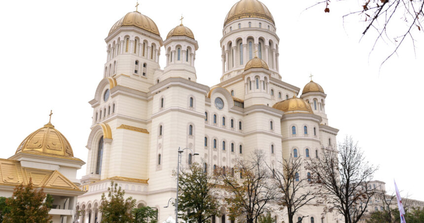 Mii de oameni la coadă pentru a vizita Catedrala Națională. Patriarhia: „Depunem toate eforturile să asigurăm cele mai bune condiții” 1 video mii de oameni la coada pentru a vizita catedrala nationala patriarhia depunem toate eforturile sa asiguram cele mai bune conditii 69049157e76f5