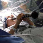 video o femeie a cantat la clarinet in timpul unei operatii pentru parkinson ce interventie a suferit si cum o poate ajuta 68f765d8c80cf