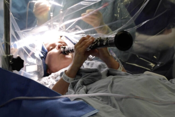 video o femeie a cantat la clarinet in timpul unei operatii pentru parkinson ce interventie a suferit si cum o poate ajuta 68f765d8c80cf